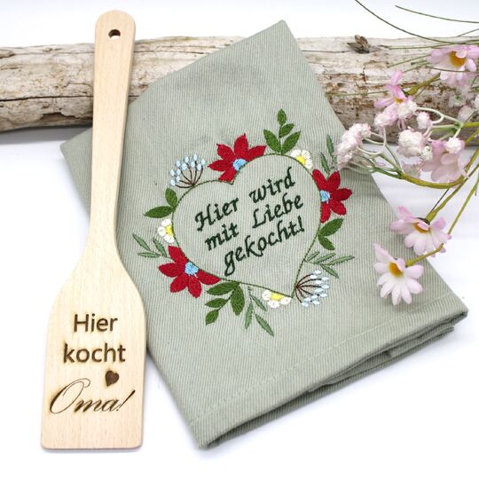 Stickdatei Blumenherz mit Hier wird mit Liebe gekocht drei Größen