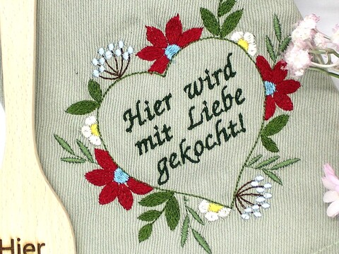 Stickdatei Blumenherz mit Hier wird mit Liebe gekocht drei Größen