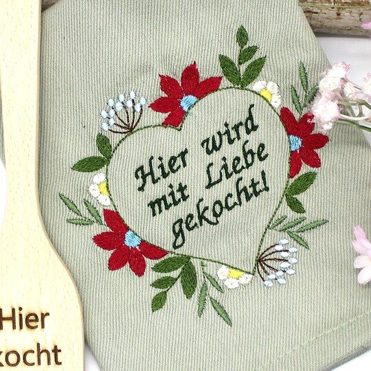 Stickdatei Blumenherz mit Hier wird mit Liebe gekocht drei Größen