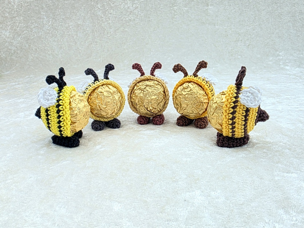 Häkelanleitung Pralinen-Bienchen „Brummsummsel“ – Süßes Mitbringsel