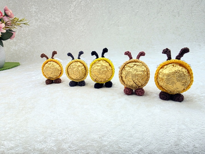 Häkelanleitung Pralinen-Bienchen „Brummsummsel“ – Süßes Mitbringsel