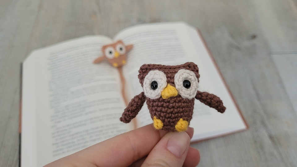 Crochet pattern owl bookmark - perfect present for book lovers