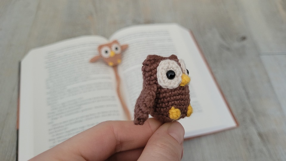 Crochet pattern owl bookmark - perfect present for book lovers