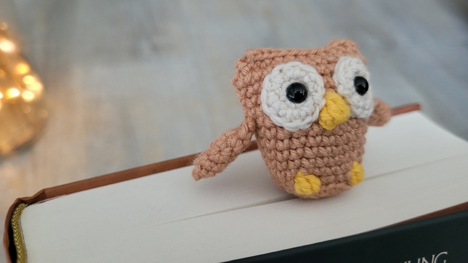 Crochet pattern owl bookmark - perfect present for book lovers