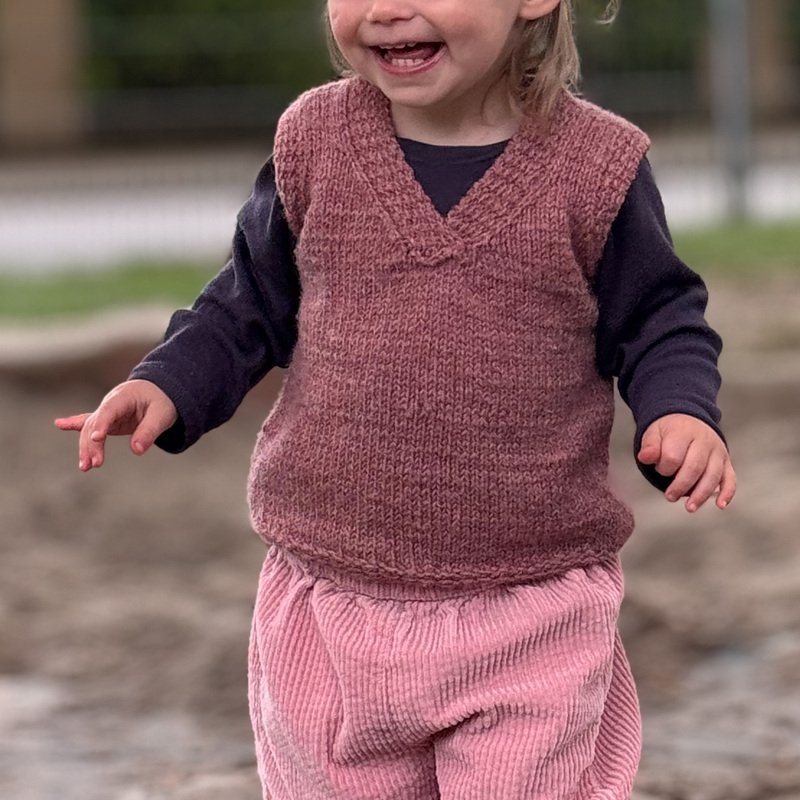 Strickanleitung für einen Slipover für Babys und Kleinkinder