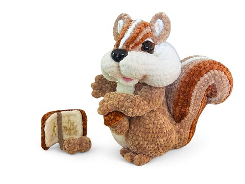 Crochet pattern Professor Fluffy Cheek, the clever chipmunk
