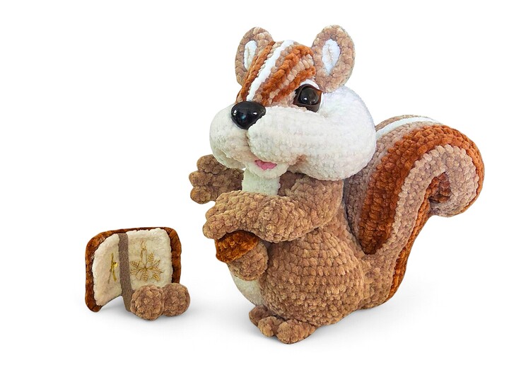 Crochet pattern Professor Fluffy Cheek, the clever chipmunk