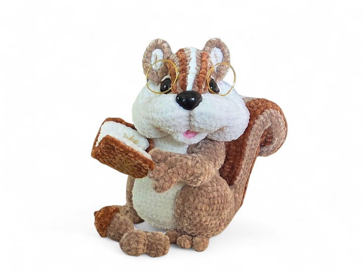 Crochet pattern Professor Fluffy Cheek, the clever chipmunk