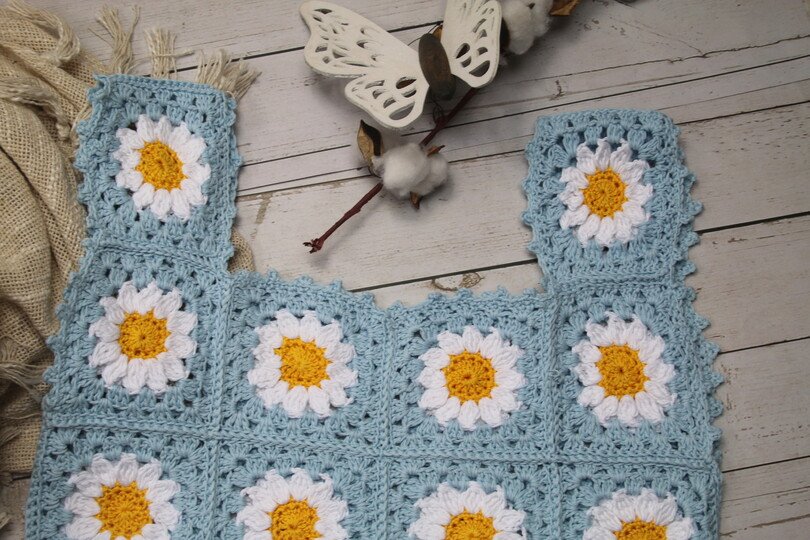 Crocheted Top with Daisy Granny Squares No. 023