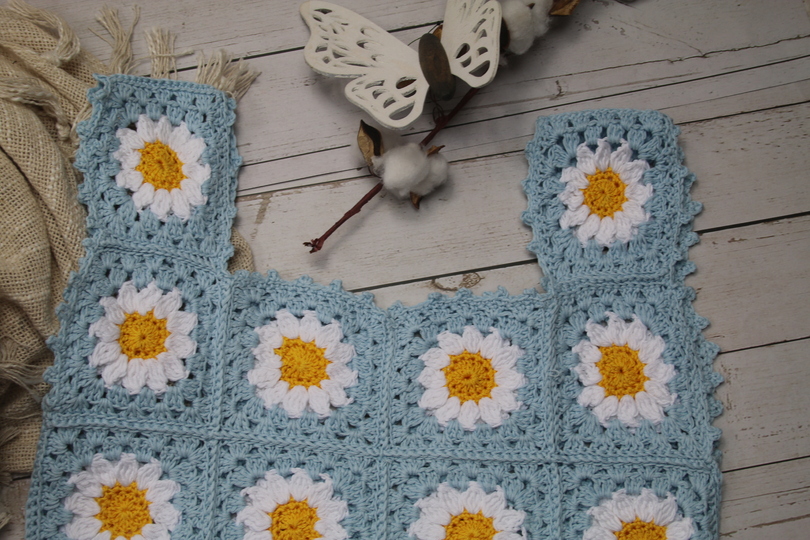 Crocheted Top with Daisy Granny Squares No. 023