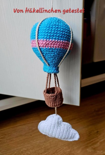 Häkelanleitung: Farbenfrohes Heißluftballon-Mobile "Wolkenreise"