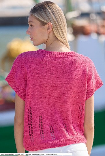 Shirt mit senkrechten Lochstreifen