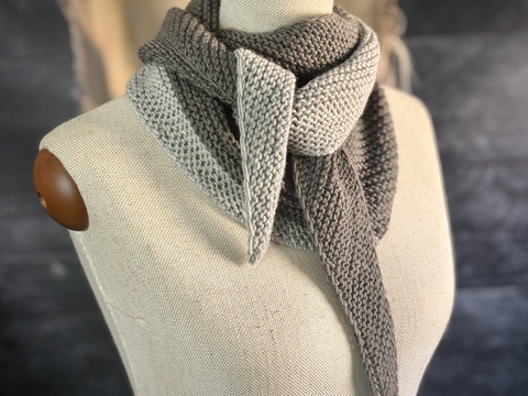 Cozy Corner – Strickanleitung für ein Dreieckstuch mit Kontrastfarbe