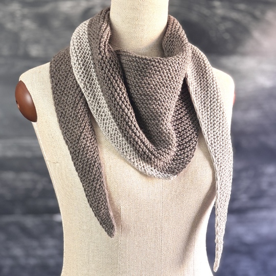Cozy Corner – Strickanleitung für ein Dreieckstuch mit Kontrastfarbe