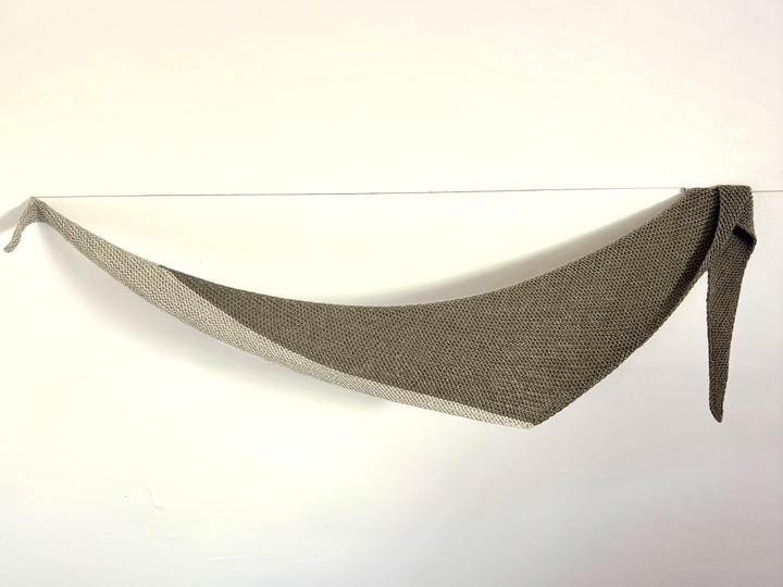 Cozy Corner – Strickanleitung für ein Dreieckstuch mit Kontrastfarbe