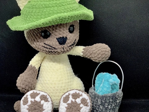 Katze häkeln – Amigurumi Häkelanleitung Deutsch | mit Fischerhut & Eimer