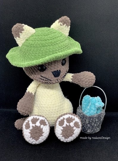 Katze häkeln – Amigurumi Häkelanleitung Deutsch | mit Fischerhut & Eimer