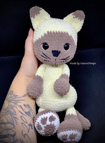 Katze häkeln – Amigurumi Häkelanleitung Deutsch | mit Fischerhut & Eimer