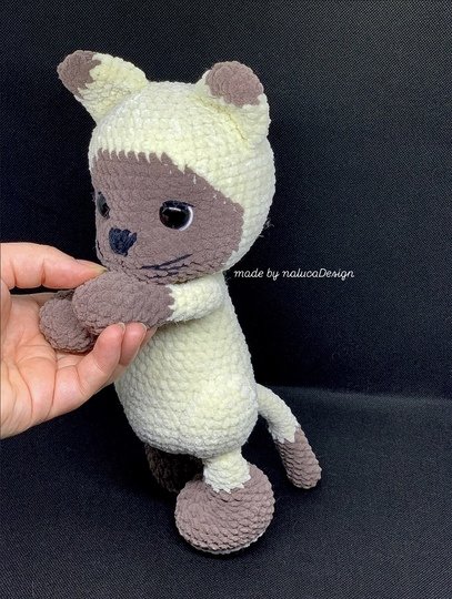 Katze häkeln – Amigurumi Häkelanleitung Deutsch | mit Fischerhut & Eimer