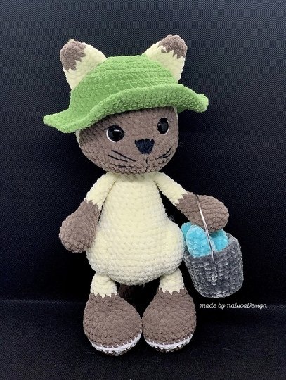 Katze häkeln – Amigurumi Häkelanleitung Deutsch | mit Fischerhut & Eimer