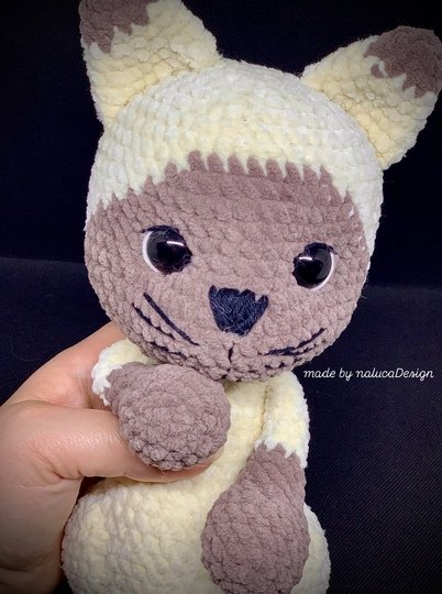 Katze häkeln – Amigurumi Häkelanleitung Deutsch | mit Fischerhut & Eimer
