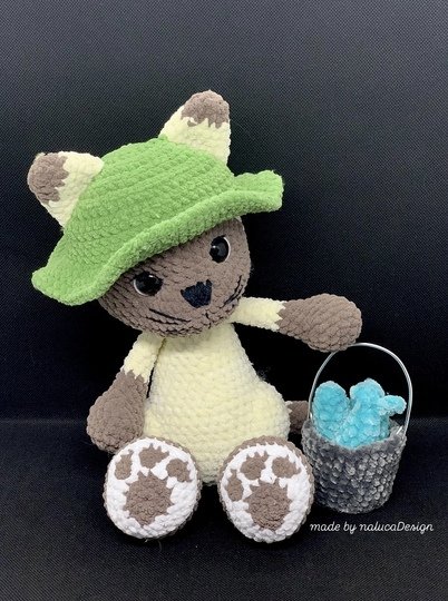 Katze häkeln – Amigurumi Häkelanleitung Deutsch | mit Fischerhut & Eimer