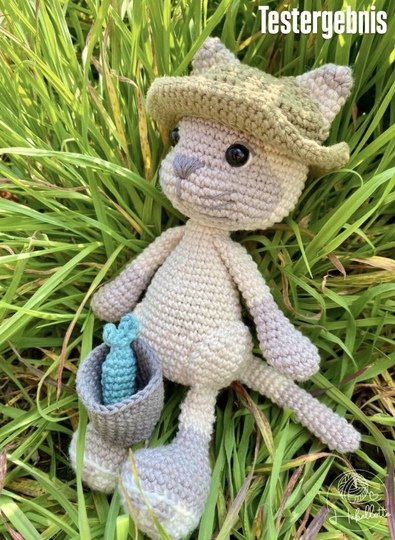 Katze häkeln – Amigurumi Häkelanleitung Deutsch | mit Fischerhut & Eimer
