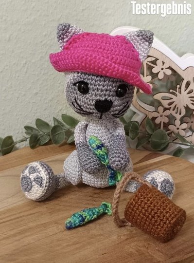 Katze häkeln – Amigurumi Häkelanleitung Deutsch | mit Fischerhut & Eimer