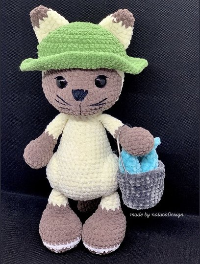 Katze häkeln – Amigurumi Häkelanleitung Deutsch | mit Fischerhut & Eimer