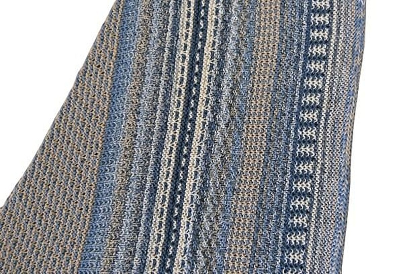 Texari - Strickanleitung für ein Tuch mit Hebemaschen und Strukturmustern