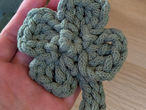 Häkelanleitung Kleeblatt als Taschenbaumler oder kleiner Glücksbringer