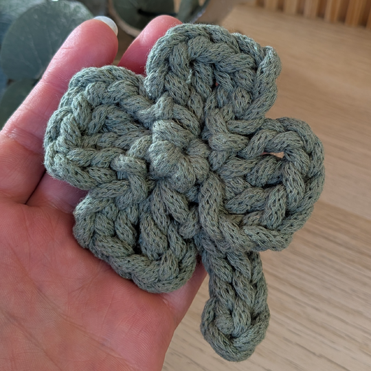 Häkelanleitung Kleeblatt als Taschenbaumler oder kleiner Glücksbringer