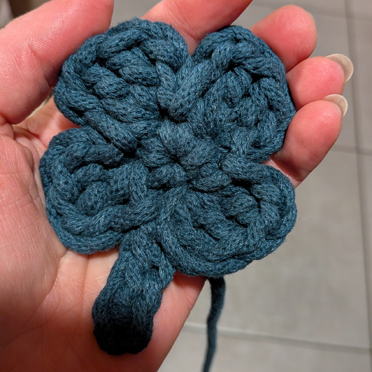 Häkelanleitung Kleeblatt als Taschenbaumler oder kleiner Glücksbringer