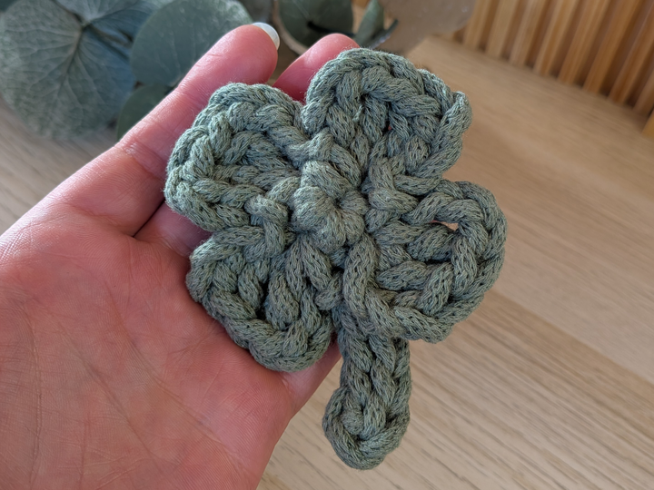 Häkelanleitung Kleeblatt als Taschenbaumler oder kleiner Glücksbringer