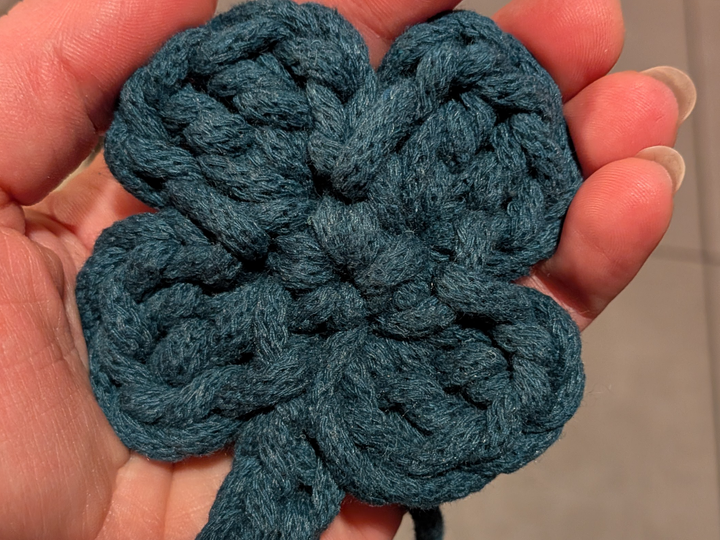 Häkelanleitung Kleeblatt als Taschenbaumler oder kleiner Glücksbringer