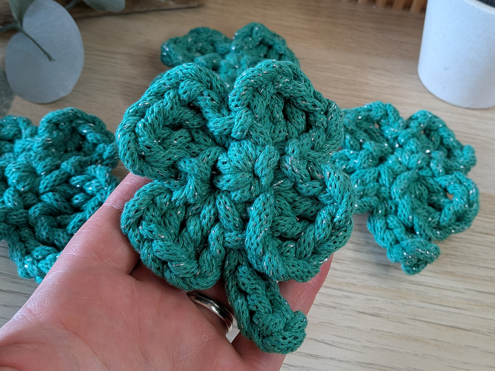 Häkelanleitung Kleeblatt als Taschenbaumler oder kleiner Glücksbringer