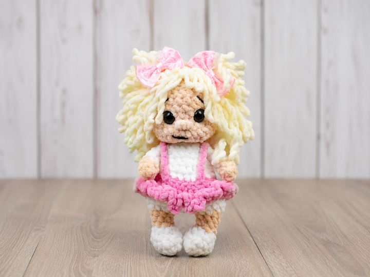 Einfache Häkelanleitung Puppe Lottie – aus Plüschgarn & OHNE Nähen