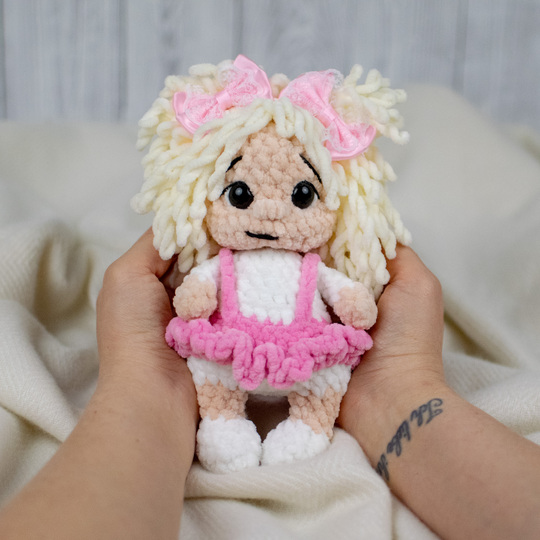 Einfache Häkelanleitung Puppe Lottie – aus Plüschgarn & OHNE Nähen