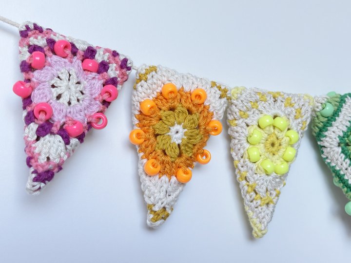 Wimpelkette Granny Square, Wimpelgirlande mit Perlen, Deko Partygirlande