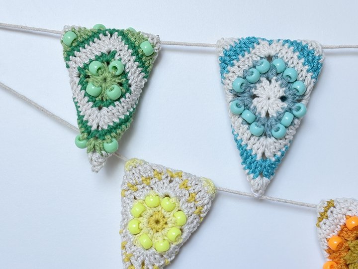 Wimpelkette Granny Square, Wimpelgirlande mit Perlen, Deko Partygirlande