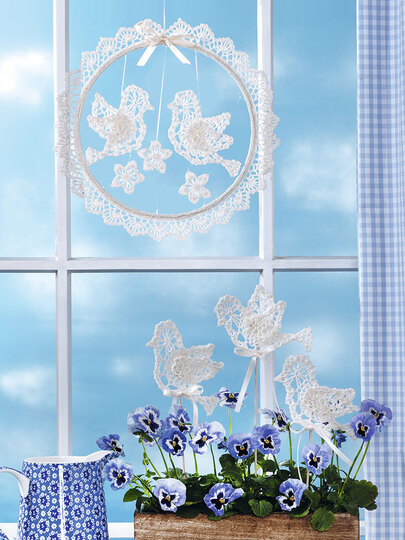 Fensterbild und Blumenstecker Taube, gehäkelt