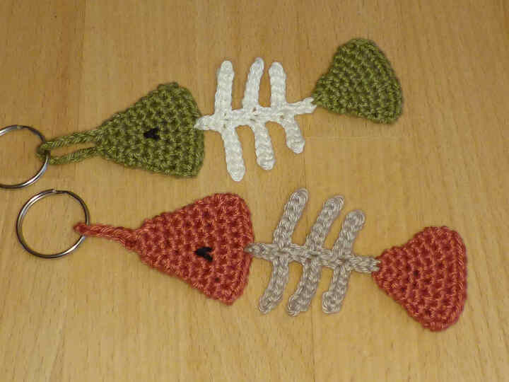 Häkelanleitung Schlüsselanhänger "Fischgräte", 2 Modelle, Taschenbaumler