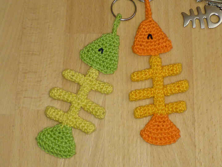 Häkelanleitung Schlüsselanhänger "Fischgräte", 2 Modelle, Taschenbaumler
