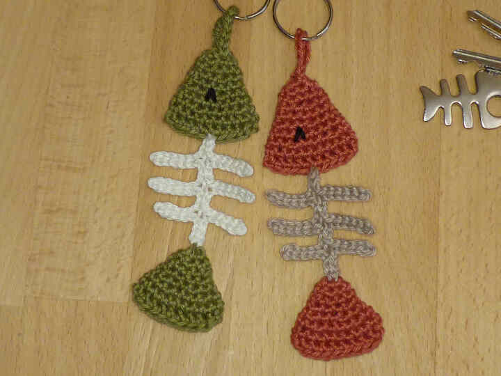 Häkelanleitung Schlüsselanhänger "Fischgräte", 2 Modelle, Taschenbaumler