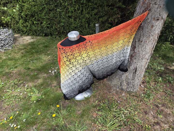 Loratil - luftiger Schal oder Stola / Poncho im Dreiecksmuster