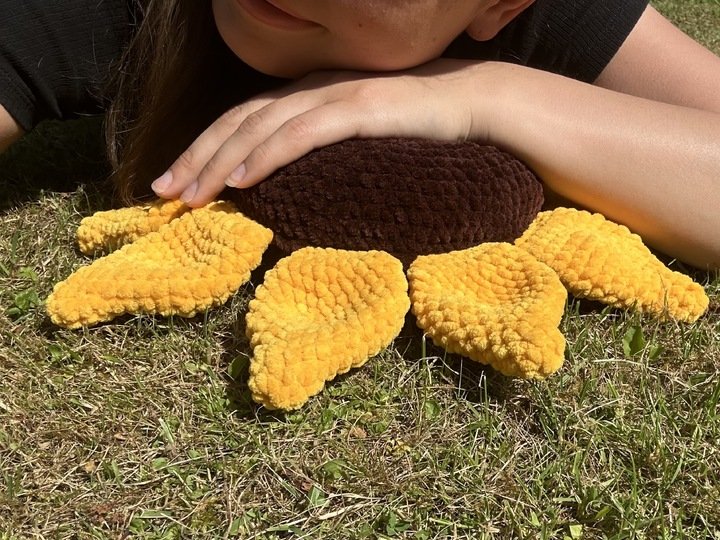 Kostenlose Häkelanleitung für eine kuschelige Sonnenblume