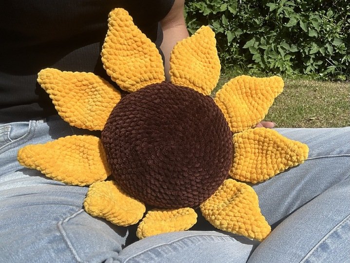 Kostenlose Häkelanleitung für eine kuschelige Sonnenblume
