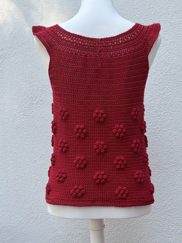 Rotes Sommershirt mit Noppenblümchen