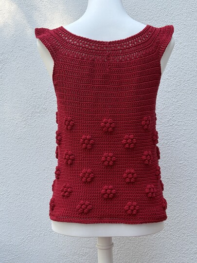 Rotes Sommershirt mit Noppenblümchen