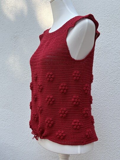 Rotes Sommershirt mit Noppenblümchen
